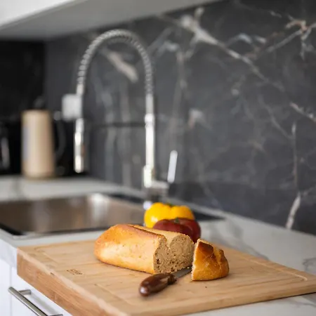 Beautiful Renovated Family Apartment, Hills, 10' From Center Apartment *