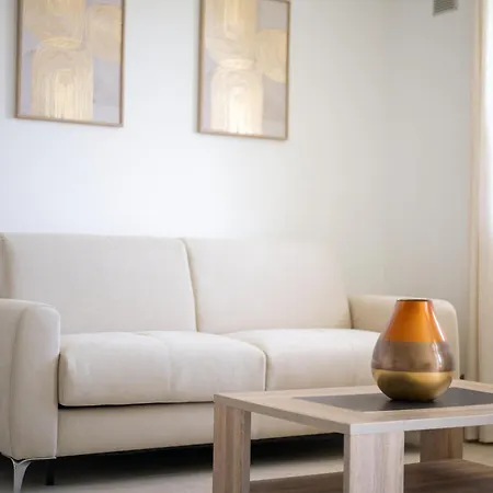 Beautiful Renovated Family Apartment, Hills, 10' From Center Apartment *