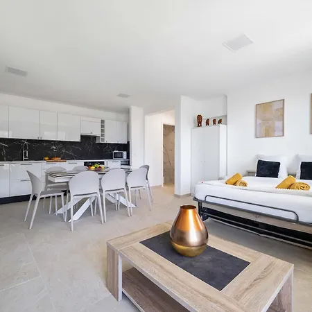 Beautiful Renovated Family Apartment, Hills, 10' From Center