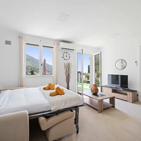 Beautiful Renovated Family Apartment, Hills, 10' From Center Apartment *