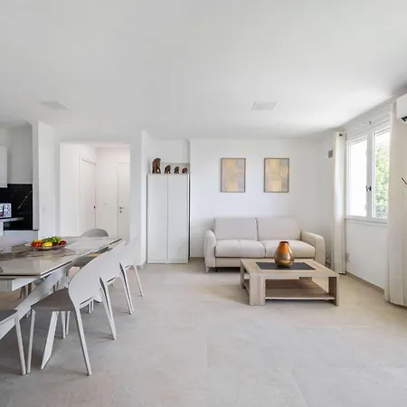 Beautiful Renovated Family Apartment, Hills, 10' From Center Apartment *