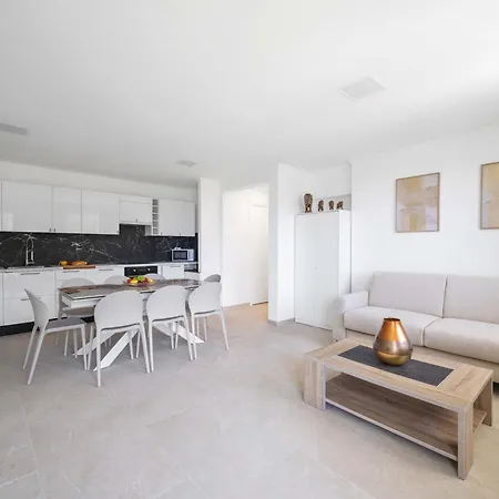 Beautiful Renovated Family Apartment, Hills, 10' From Center