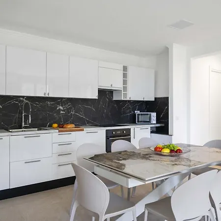 Beautiful Renovated Family Apartment, Hills, 10' From Center