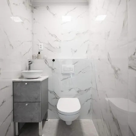 Beautiful Renovated Family Apartment, Hills, 10' From Center *