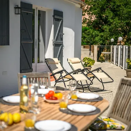 Beautiful Renovated Family Apartment, Hills, 10' From Center